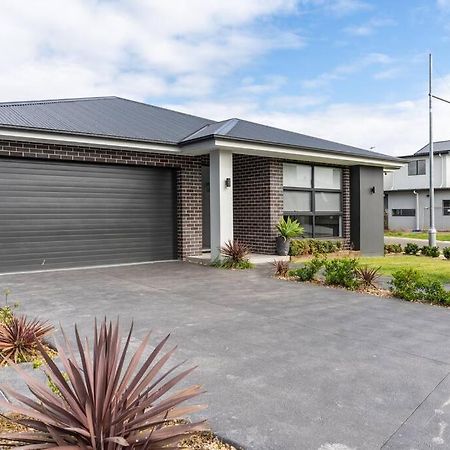 Neat 4 Bedroom In Catherine Fields Narellan Bagian luar foto