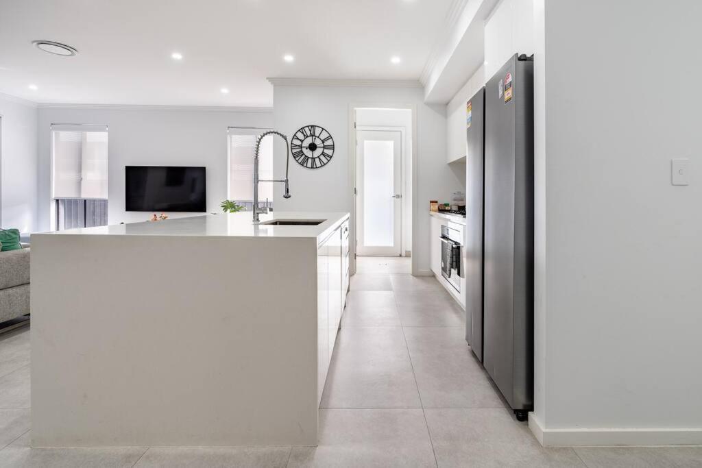 Neat 4 Bedroom In Catherine Fields Narellan Bagian luar foto