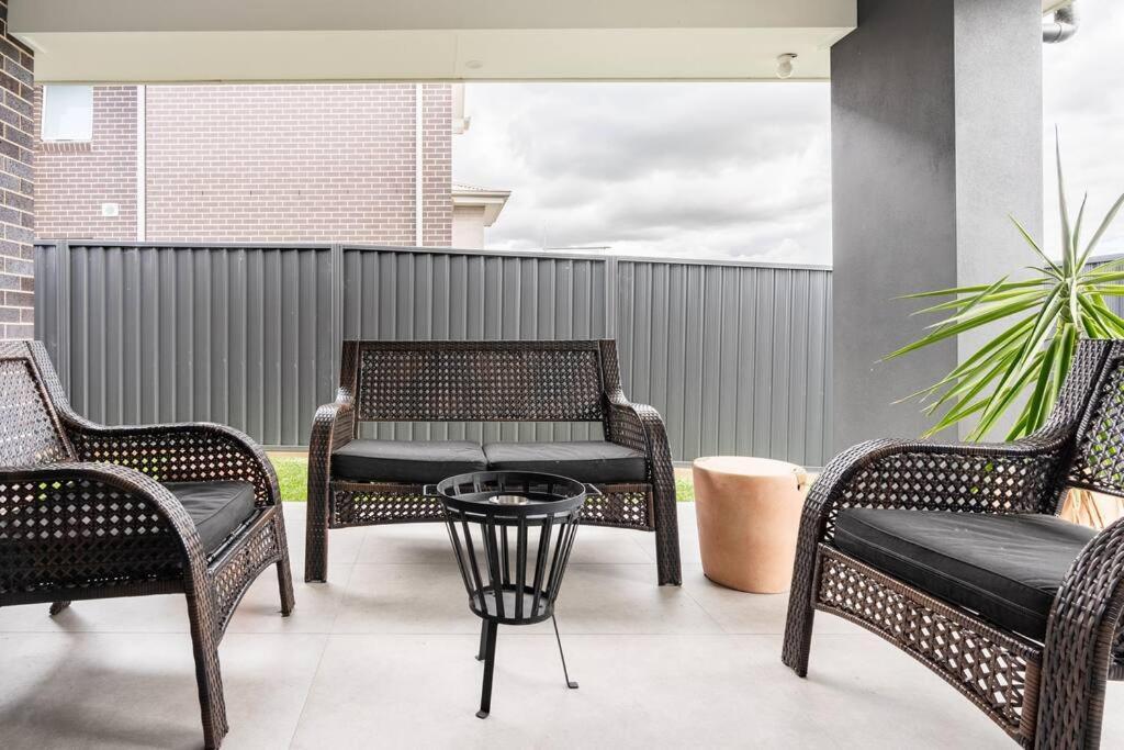 Neat 4 Bedroom In Catherine Fields Narellan Bagian luar foto