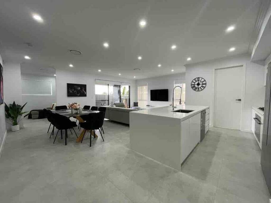 Neat 4 Bedroom In Catherine Fields Narellan Bagian luar foto