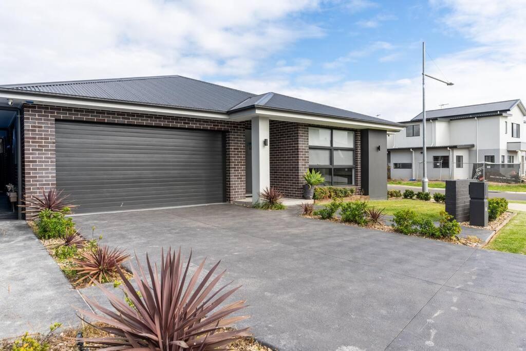 Neat 4 Bedroom In Catherine Fields Narellan Bagian luar foto